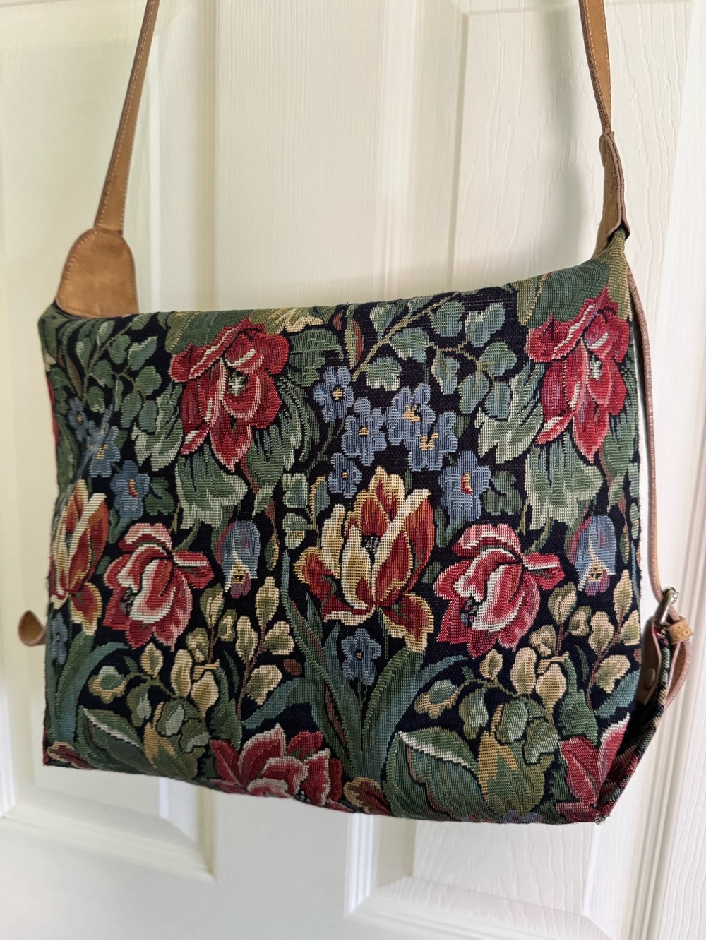 Vintage accessory lady floral tapestry purse with tan leather trim